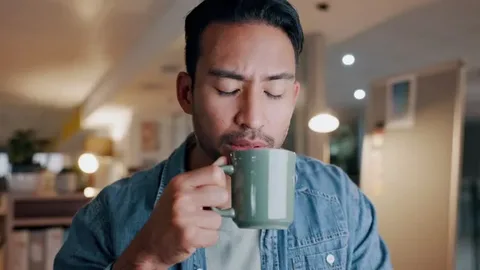 Lalaki na nagpupuyat at umiinom ng kape
