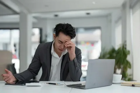 Pagod na lalaki sa trabaho sa opisina