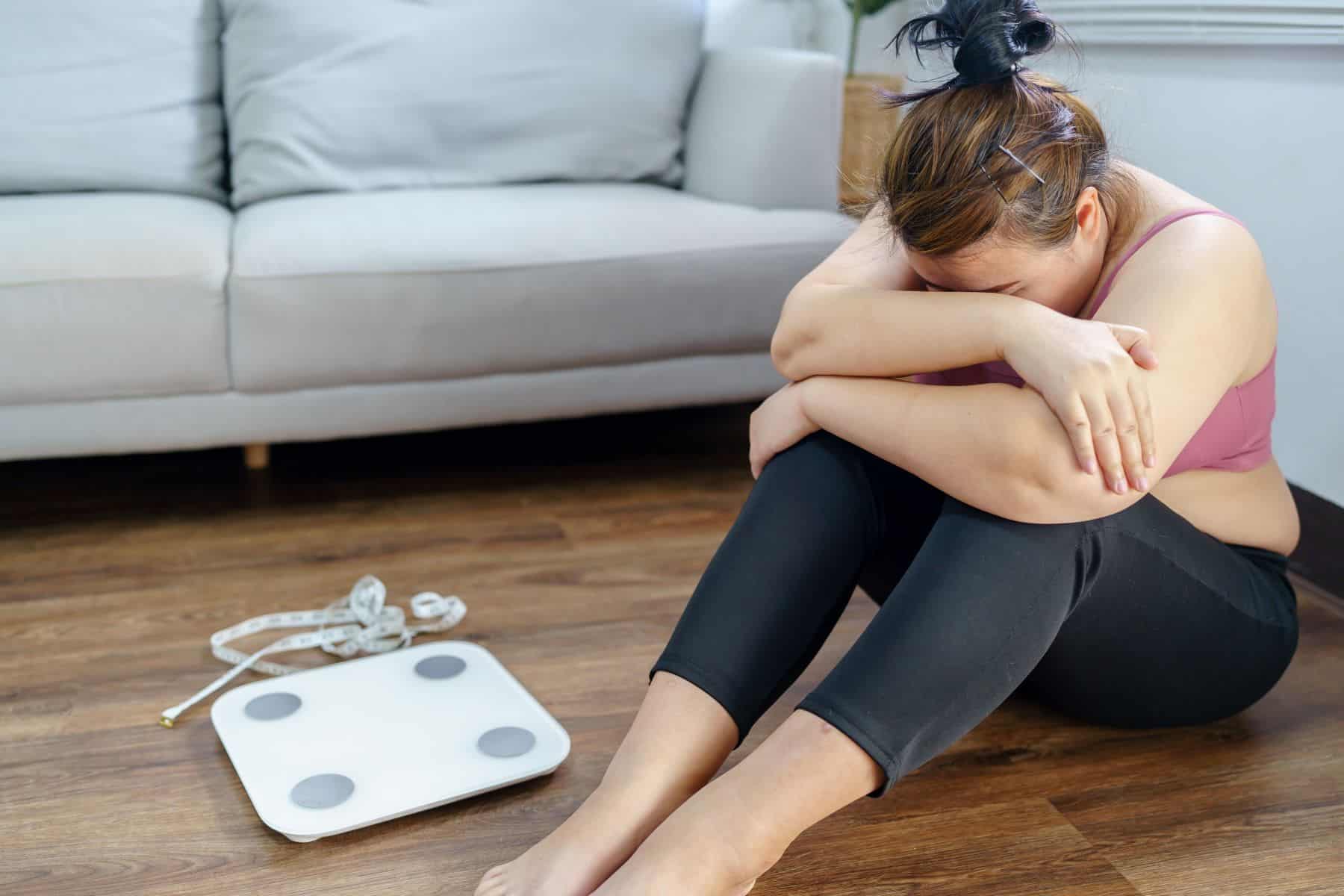 taong nag-iisip tungkol sa metabolismo at timbang