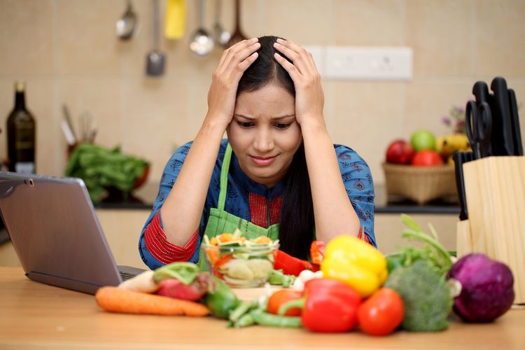 taong stressed at nag-iisip tungkol sa pagkain