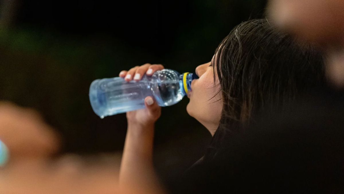 taong umiinom ng tubig para sa enerhiya
